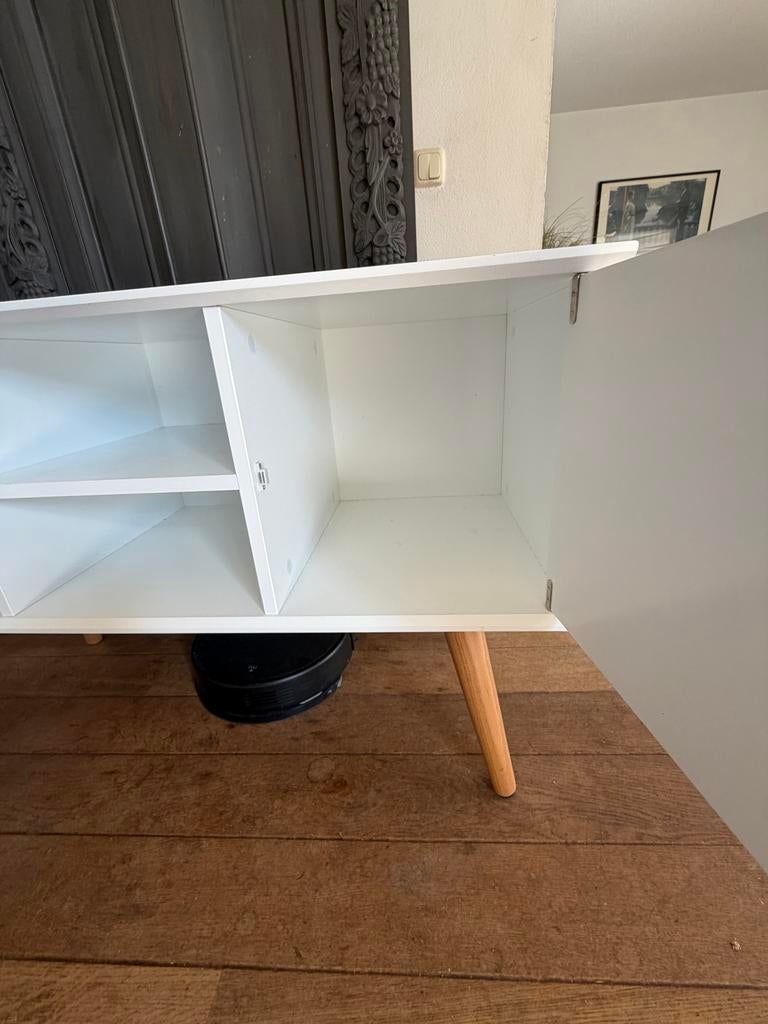 Wit dressoir met houten poten, Ophalen, Gebruikt, 100 tot 150 cm, 25 tot 50 cm
