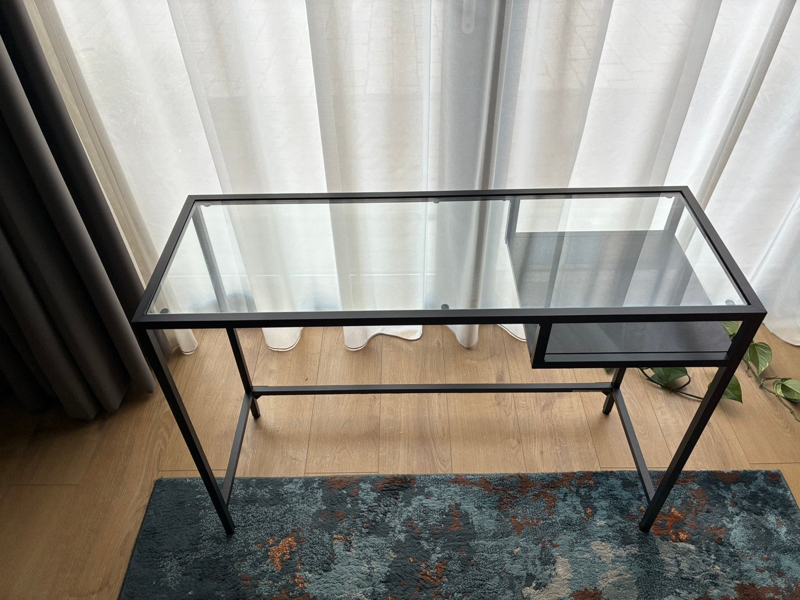 Ikea VITTSJÖ desk, Ophalen, 100 tot 150 cm, Zo goed als nieuw, 25 tot 50 cm