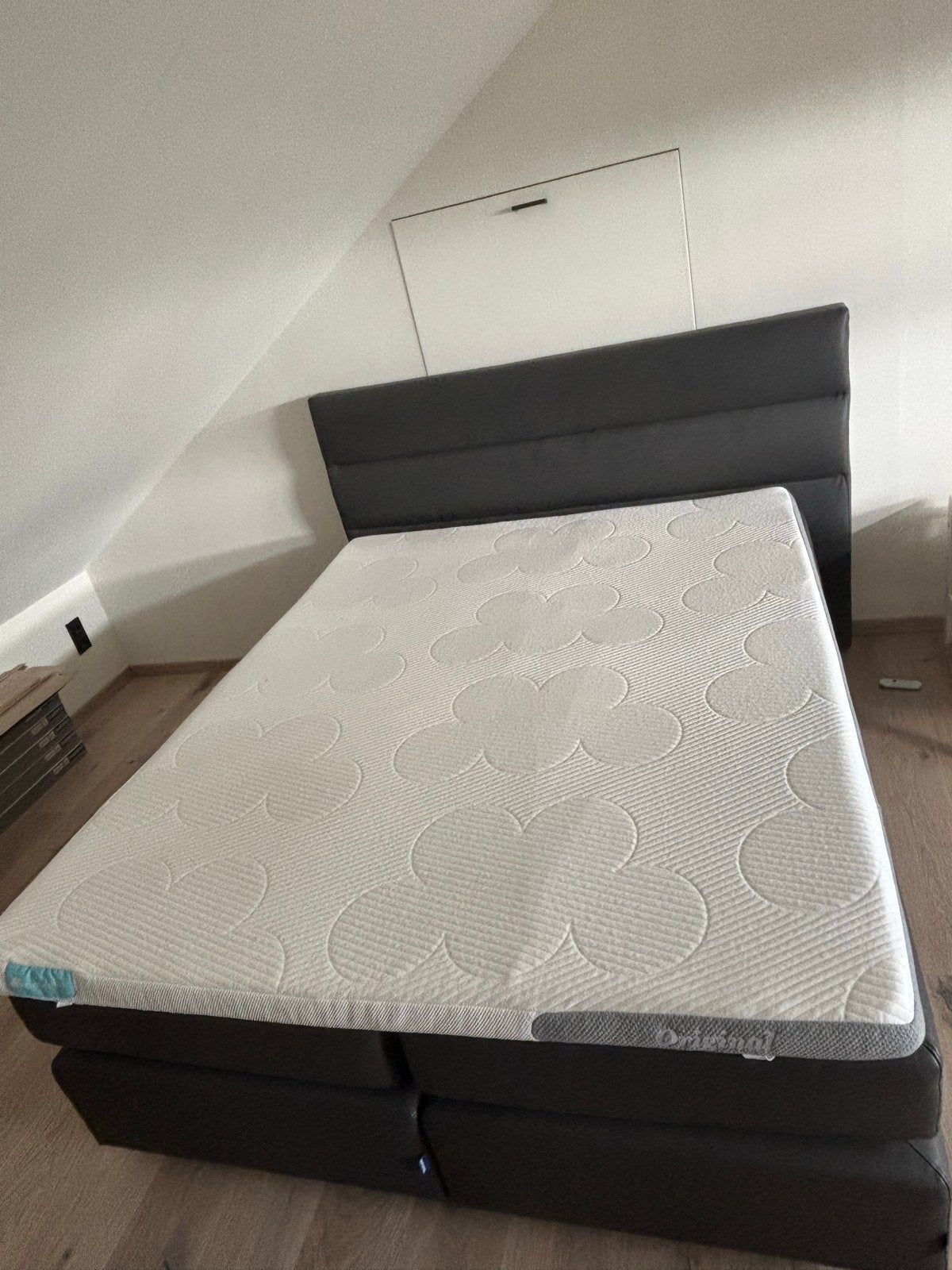 Karlsson boxspring (Beterbed) met Cloudpillow topper, Huis en Inrichting, Slaapkamer | Bedden, Ophalen, Gebruikt, Zwart, Tweepersoons