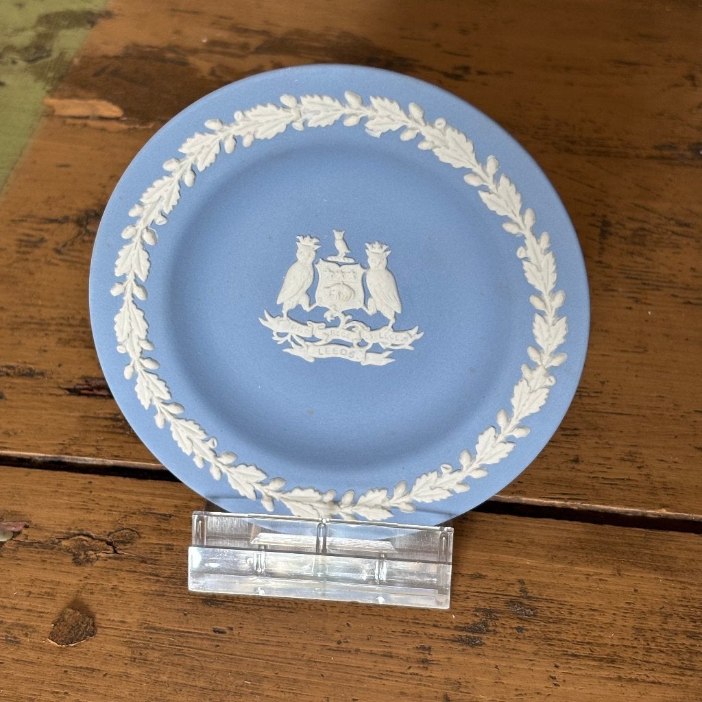 Wedgwood Jasperware schoteltje Rege et Lege Leeds, Keramiek, Nieuw, Ophalen of Verzenden, Schaal of Schalen