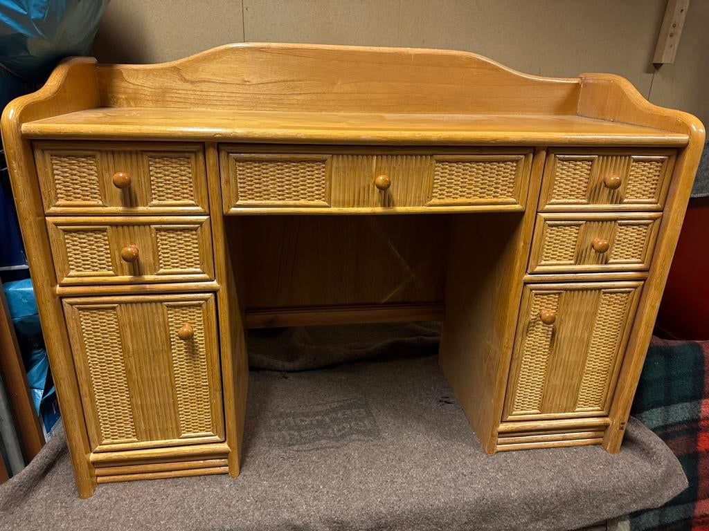Vintage houten bureau / makup tafel met rieten details, Huis en Inrichting, Bureaus, Ophalen, Overige typen, Gebruikt, Overige merken