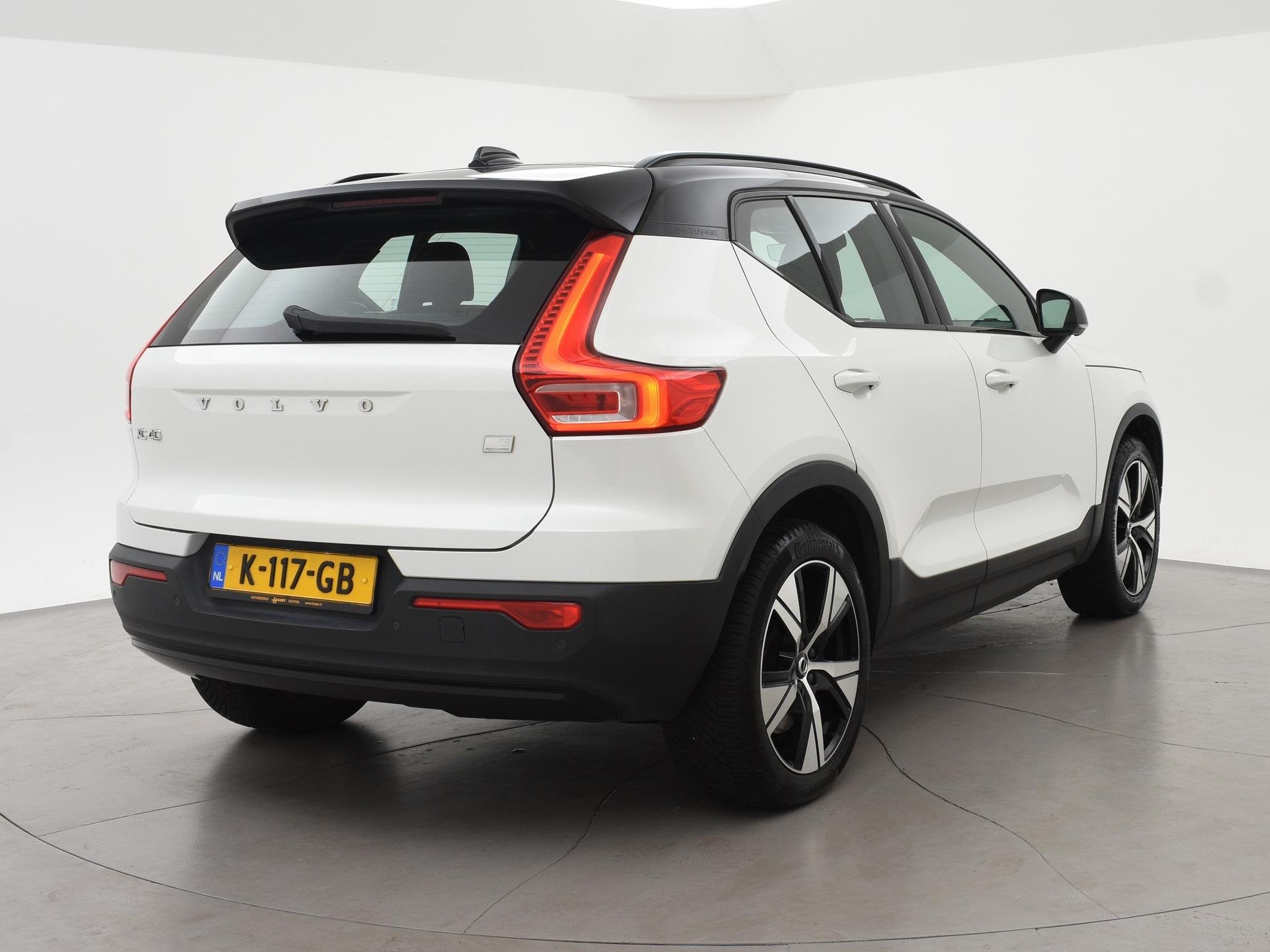 Volvo XC40 RECHARGE P8 408 PK R-DESIGN BTW + PANORAMA | H/K, Auto's, Gebruikt, Wit, 430 km, Vierwielaandrijving