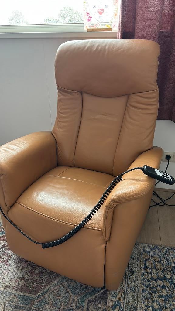 Elektrische fauteuil, Huis en Inrichting, Fauteuils, Ophalen, Zo goed als nieuw, 50 tot 75 cm, Leer