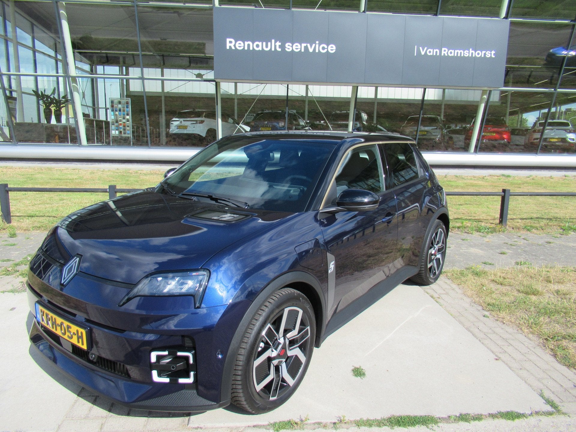 Renault 5 comfort range techno 150PK 52 kWh (bj 2025), Auto's, Stof, Gebruikt, Blauw, Geïmporteerd