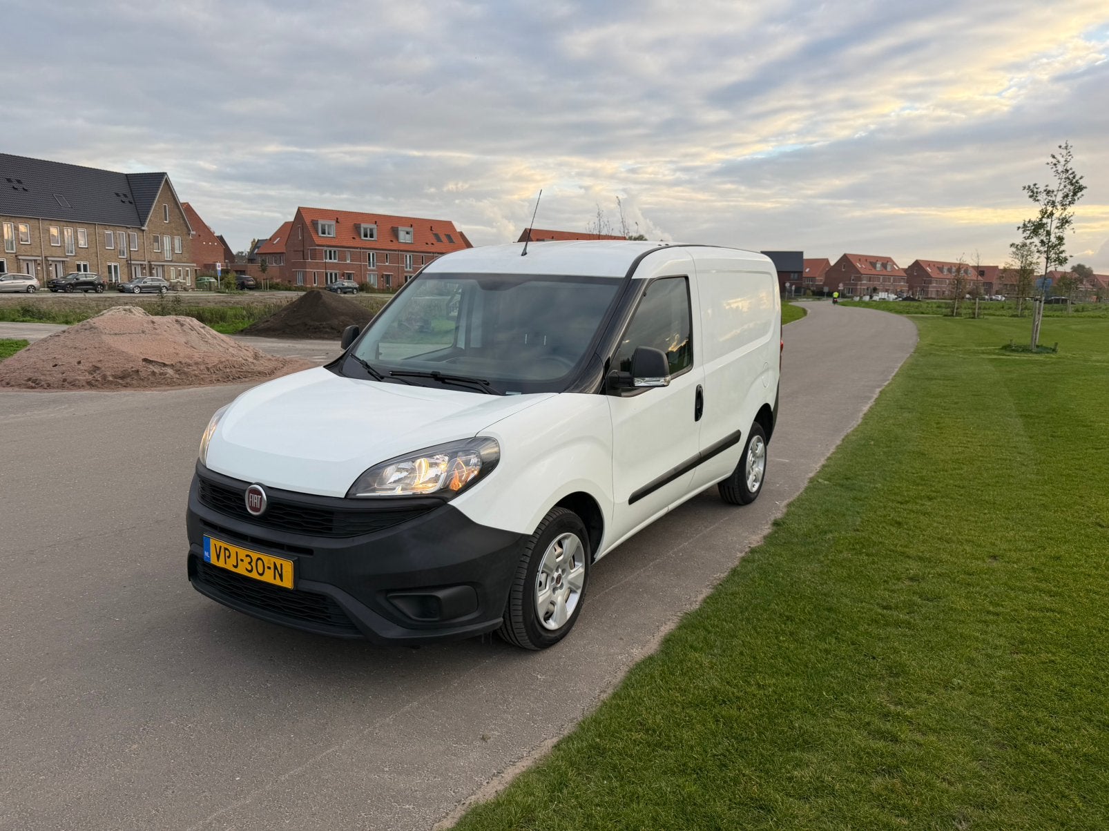 Fiat Doblo Cargo 1.6 MJ 16V 105pk 2022 Wit NAP Apple Carplay, Voorwielaandrijving, Dealer onderhouden, Stof, 1414 kg
