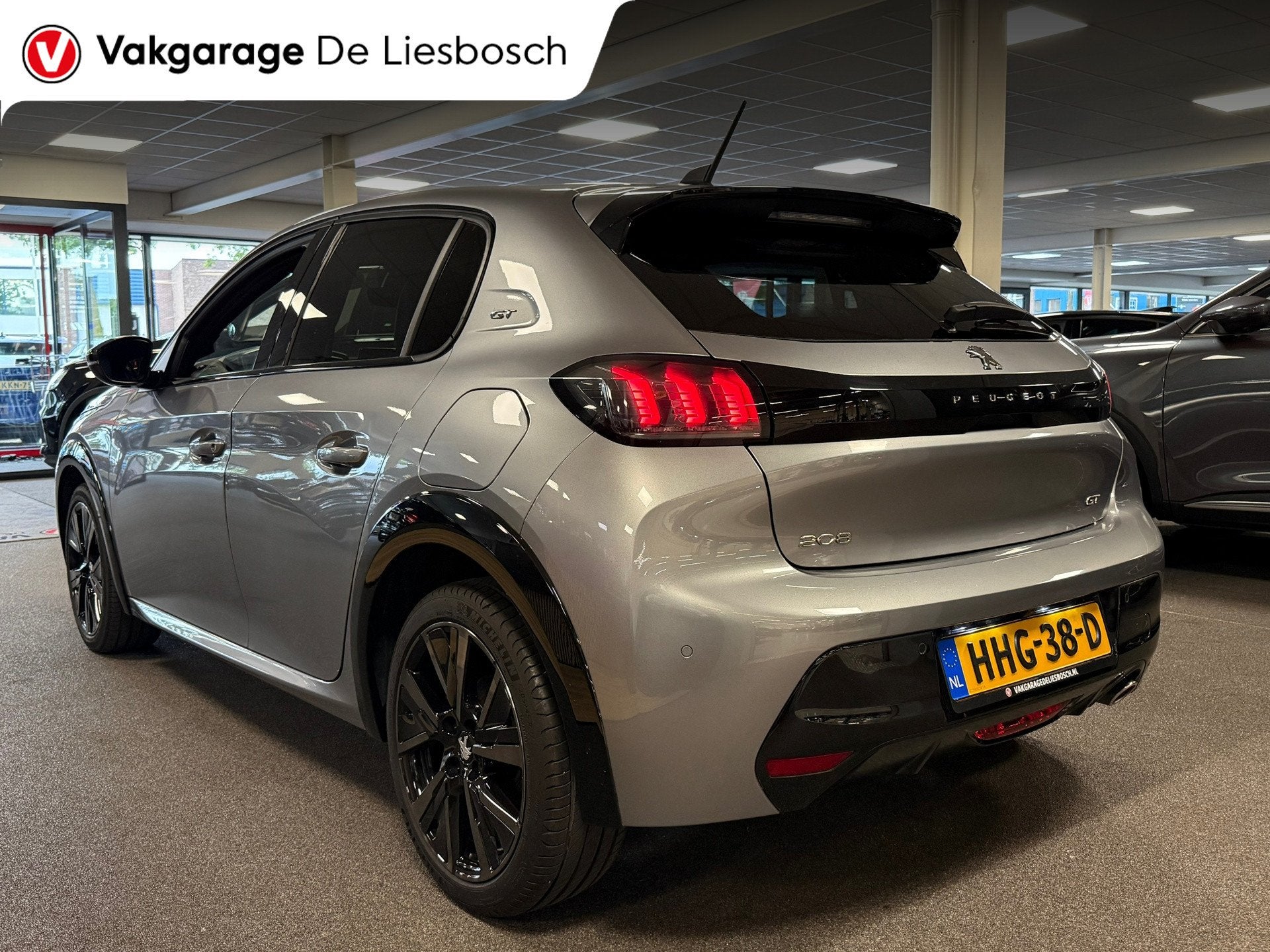 Peugeot 208 1.2 GT 101PK / Navigatie / DAB / Camera / PDC v+, 101 pk, Gebruikt, Leder en Stof, Handgeschakeld