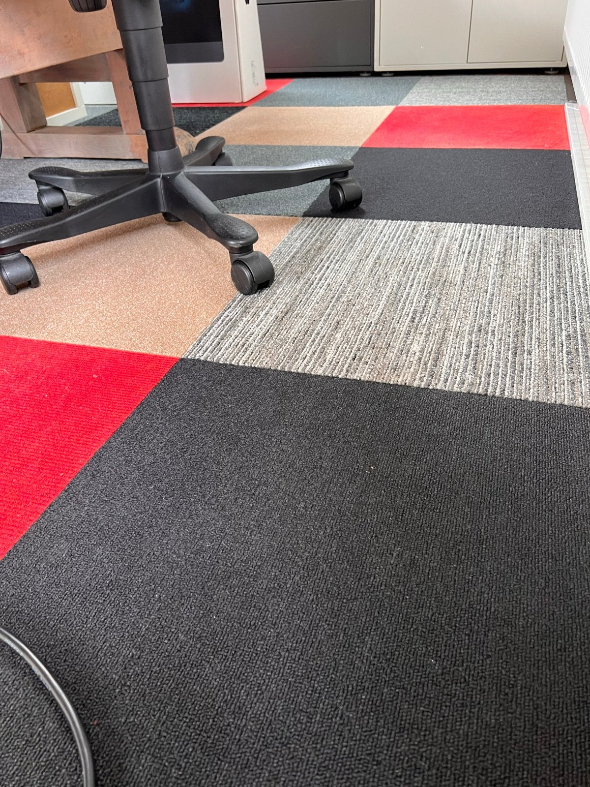 36 stuks tapijttegels in diverse kleuren, Ophalen, Minder dan 50 cm, Gebruikt, Vierkant