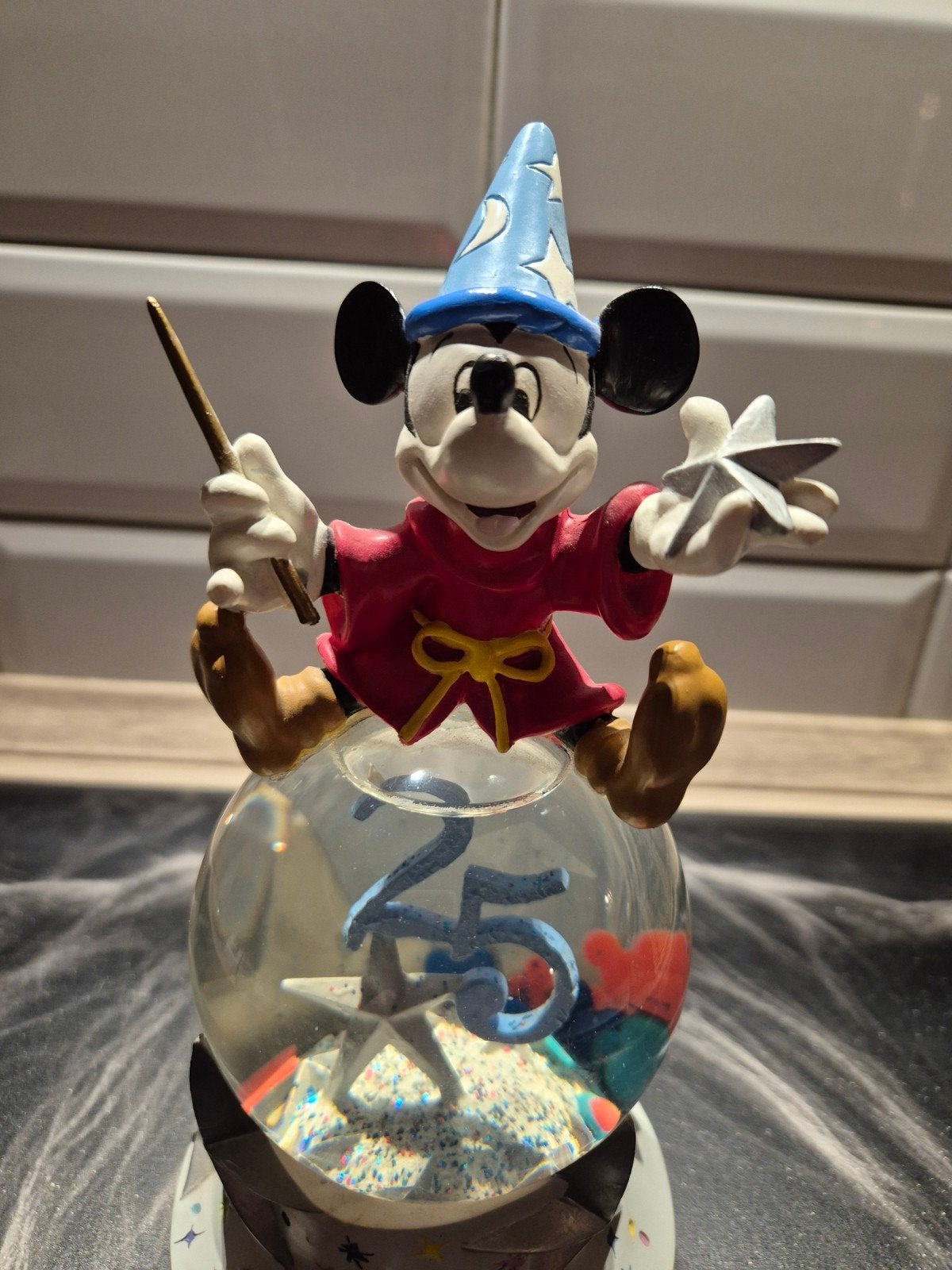 Disney mickey sorcerror snowglobe, Verzamelen, Disney, Zo goed als nieuw, Beeldje of Figuurtje, Mickey Mouse, Ophalen of Verzenden
