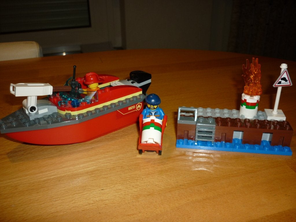 Lego City 60213 - Brand aan de Kade, Kinderen en Baby's, Speelgoed | Duplo en Lego, City, Lego, Ophalen of Verzenden, Zo goed als nieuw