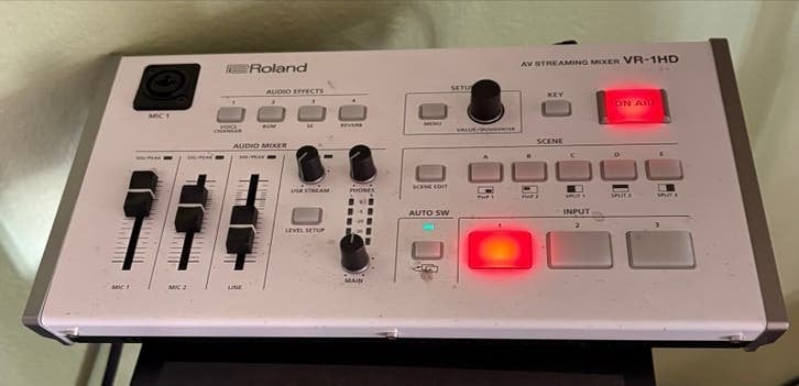 Roland VR-1HD AV Streaming Mixer, Ophalen of Verzenden, Gebruikt, Minder dan 5 kanalen, Microfooningang