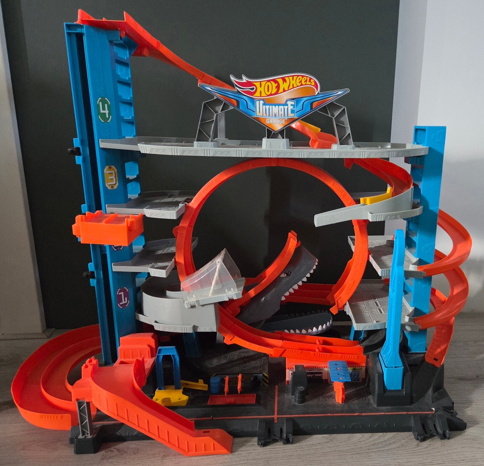 Hot Wheels Ultimate Garage met haai en racebanen, Ophalen, Gebruikt