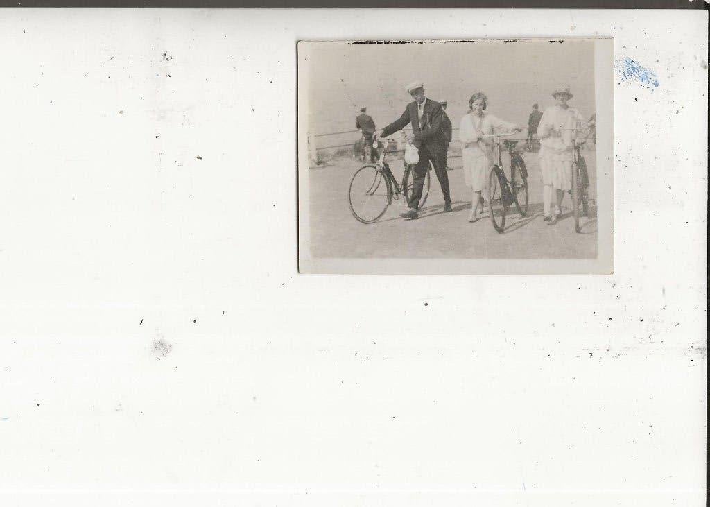 Kijkduin Echtpaar Eijkelenburg met de fiets op de strandweg, Ophalen of Verzenden, 1920 tot 1940, Ongelopen, Zuid-Holland