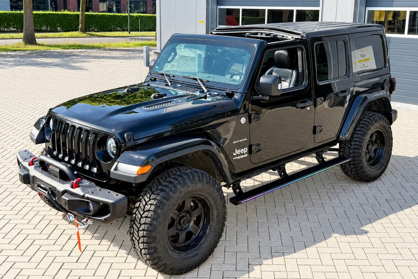 JEEP WRANGLER JL SAHARA EXTREME BLACK 1E EIGENAAR BTW AUTO, Auto's, 4 cilinders, 2500 kg, Zwart, Leder