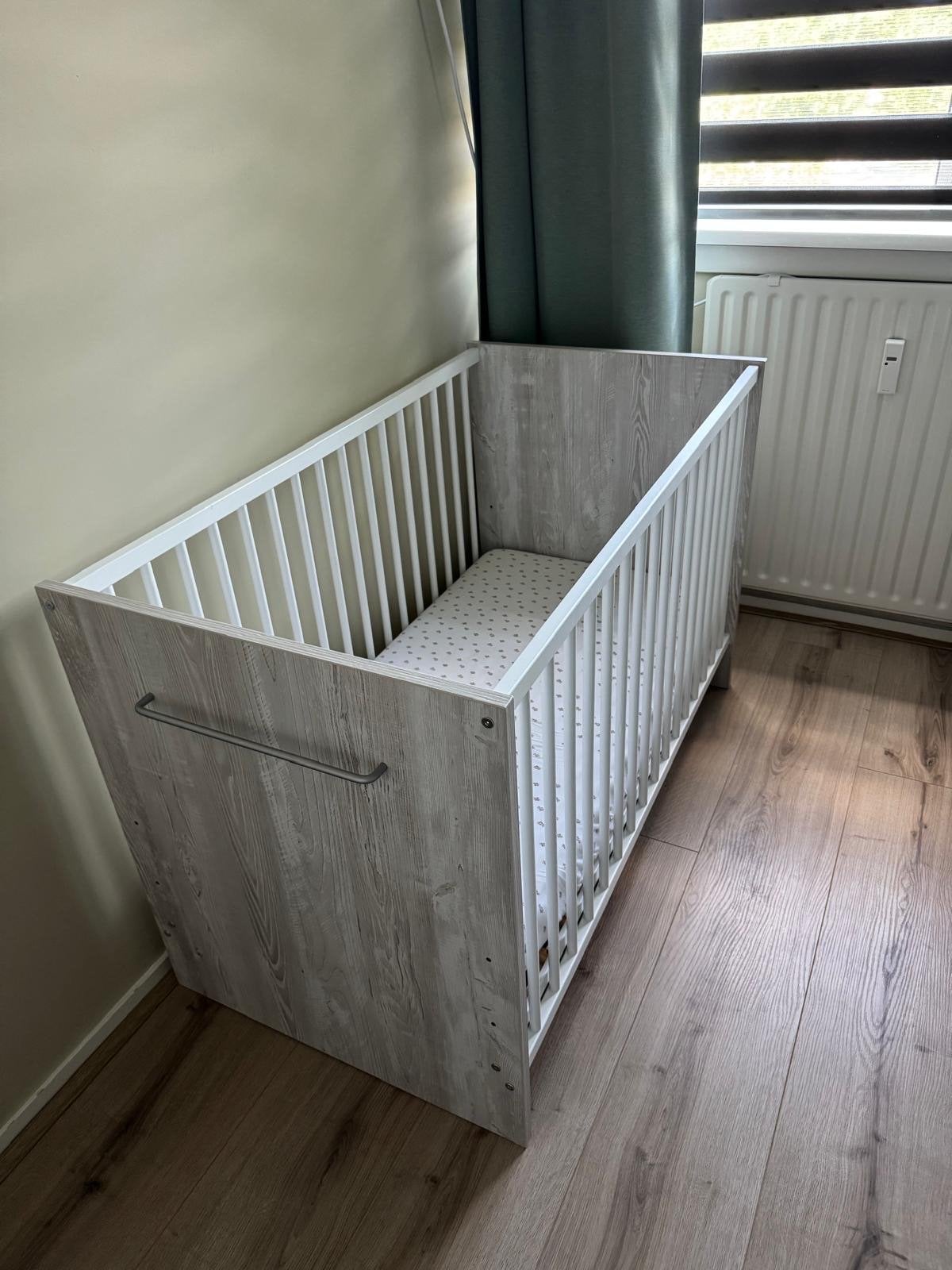 Babykamer set: Ledikant met matras en Commode, Ophalen, Zo goed als nieuw, Minder dan 140 cm, Matras