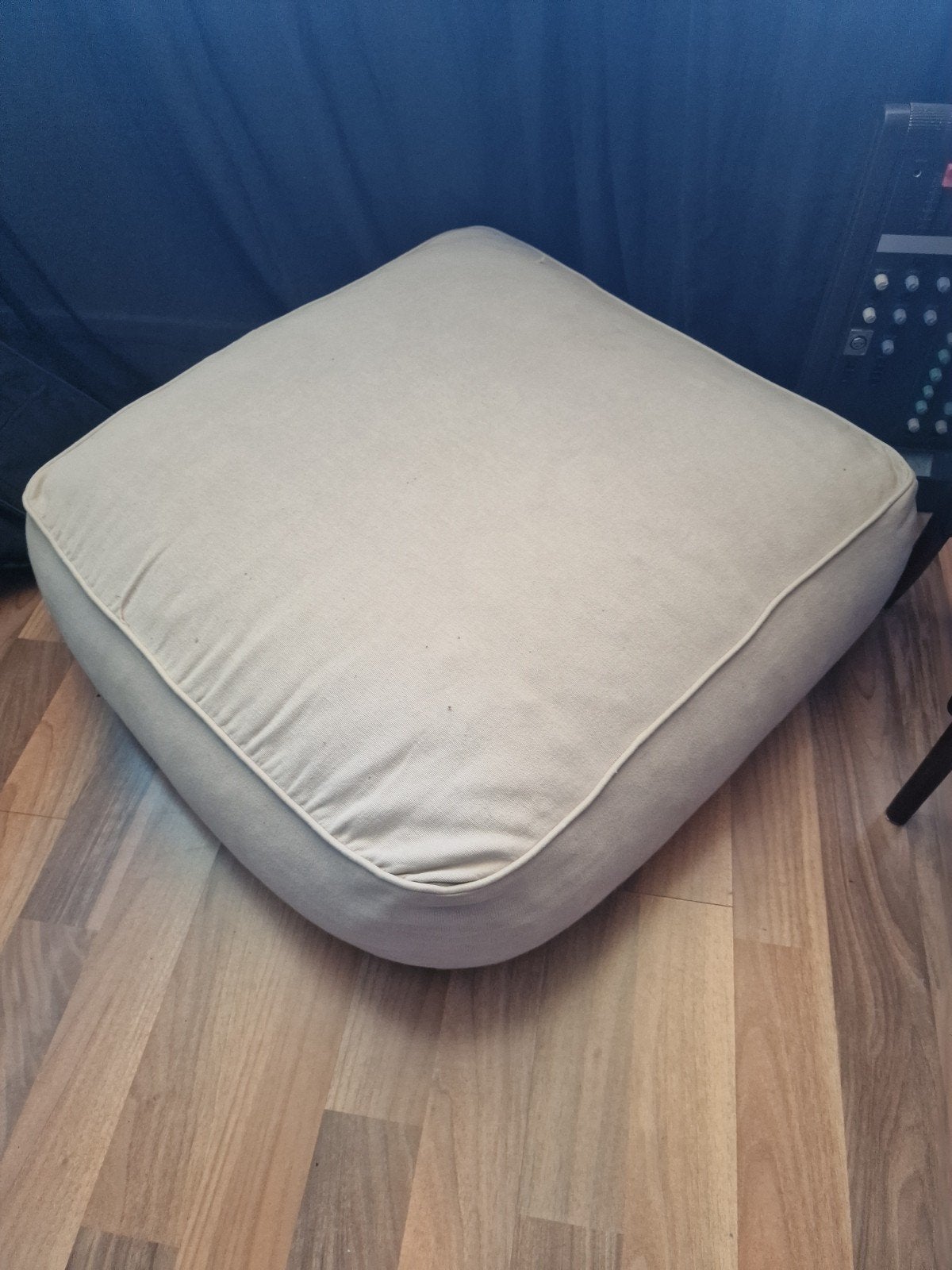 Grijze poef, Ophalen, Zo goed als nieuw, Stof, 50 tot 75 cm