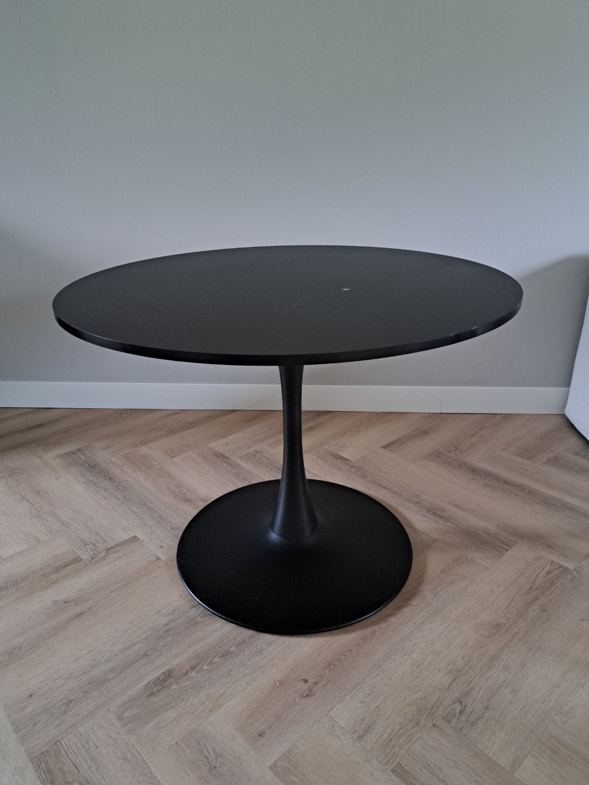 Gratis afhalen! Zwarte ronde eettafel met trompetvoet, Ophalen, Gebruikt, 100 tot 150 cm, Rond