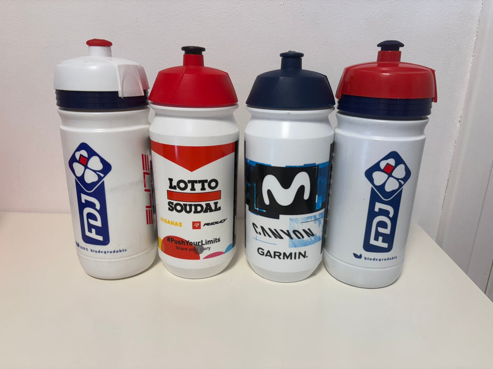 4 bidons van ProTour wielerploegen, Ophalen of Verzenden, Zo goed als nieuw