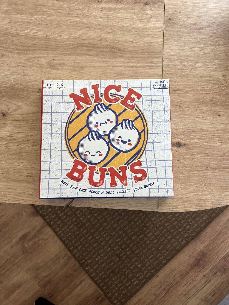 Boardgame Bordspel Nice Buns - Strategisch dobbelspel, Drie of vier spelers, Ophalen of Verzenden, Zo goed als nieuw, Big Potato Games