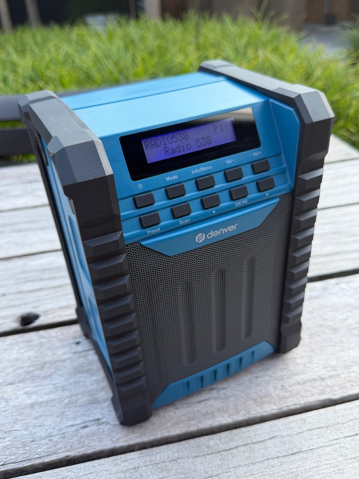 Bouw radio - DAB - Bluetooth - Accu, Ophalen of Verzenden, Zo goed als nieuw, Bouwradio