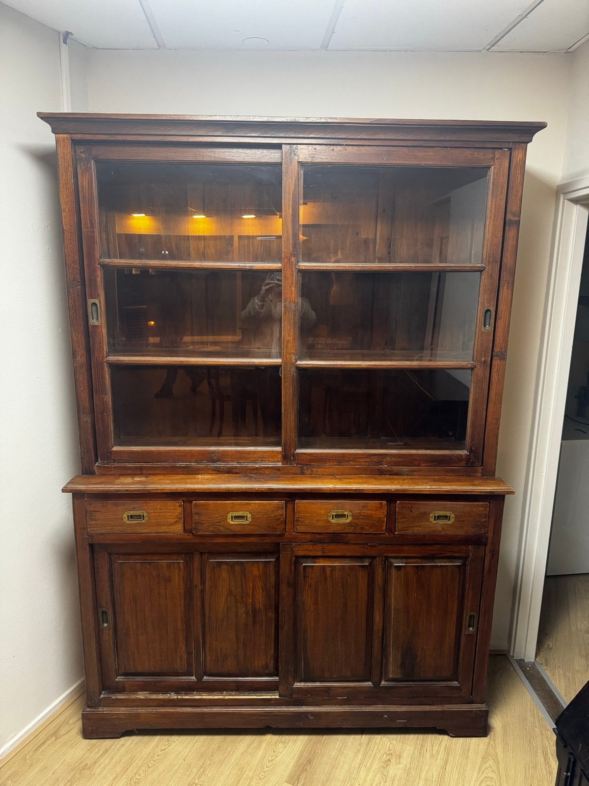 Antieke houten vitrinekast met schuifdeuren, Ophalen