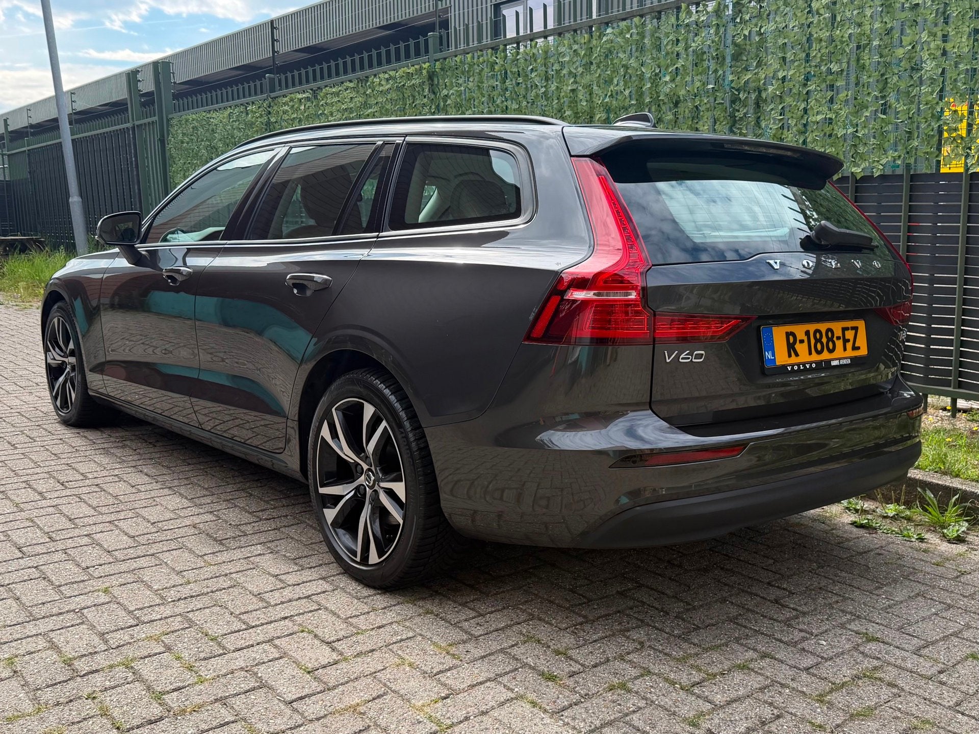Foto 3 van Volvo V60 2.0 B3 Essential grijs 2022 1EIG|LED|NAVI|NAP
