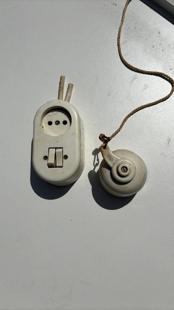 Twee oude schakelaars., Ophalen of Verzenden, Gebruikt, Schakelaar