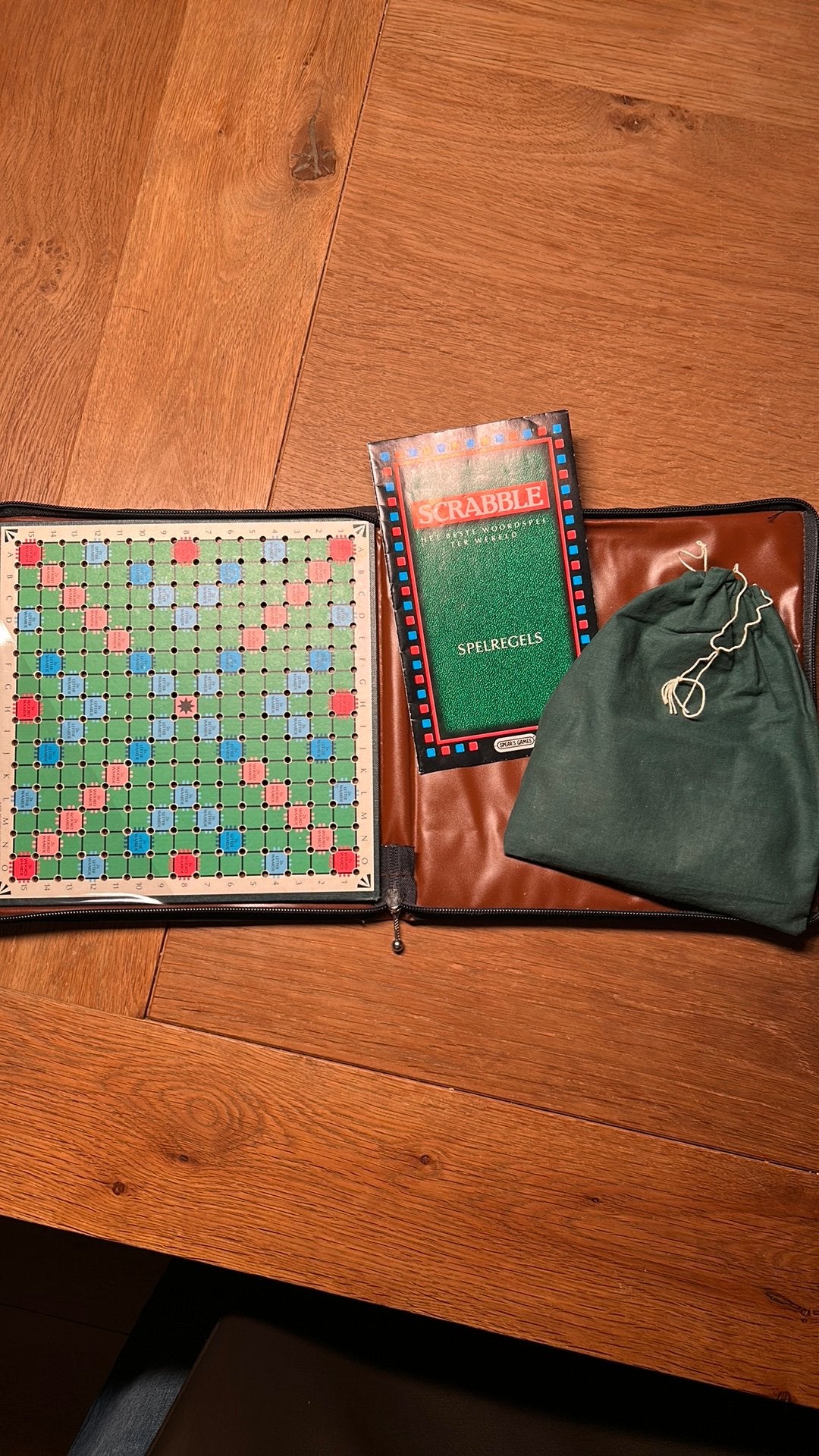 Oud scrabble spel in een etui, Hobby en Vrije tijd, Gezelschapsspellen | Bordspellen, Ophalen of Verzenden, Gebruikt, Reisspel