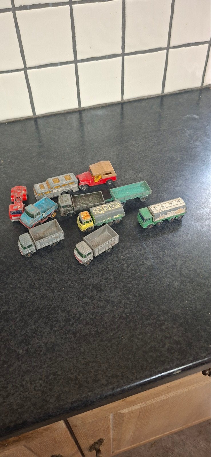 Vintage Matchbox speelgoedauto's en vrachtwagens (12 stuks), Ophalen, Gebruikt