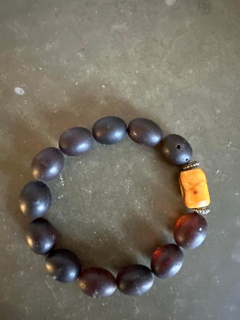 Unieke barnsteoarmband met donkere en amberkleurige kralen, Ophalen, Overige materialen, Gebruikt, Bruin