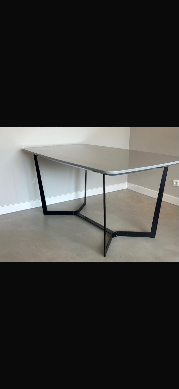 Moderne eettafel met lichtgrijs blad en geometrisch onderste, Huis en Inrichting, Tafels | Eettafels, Ophalen, Gebruikt, 50 tot 100 cm