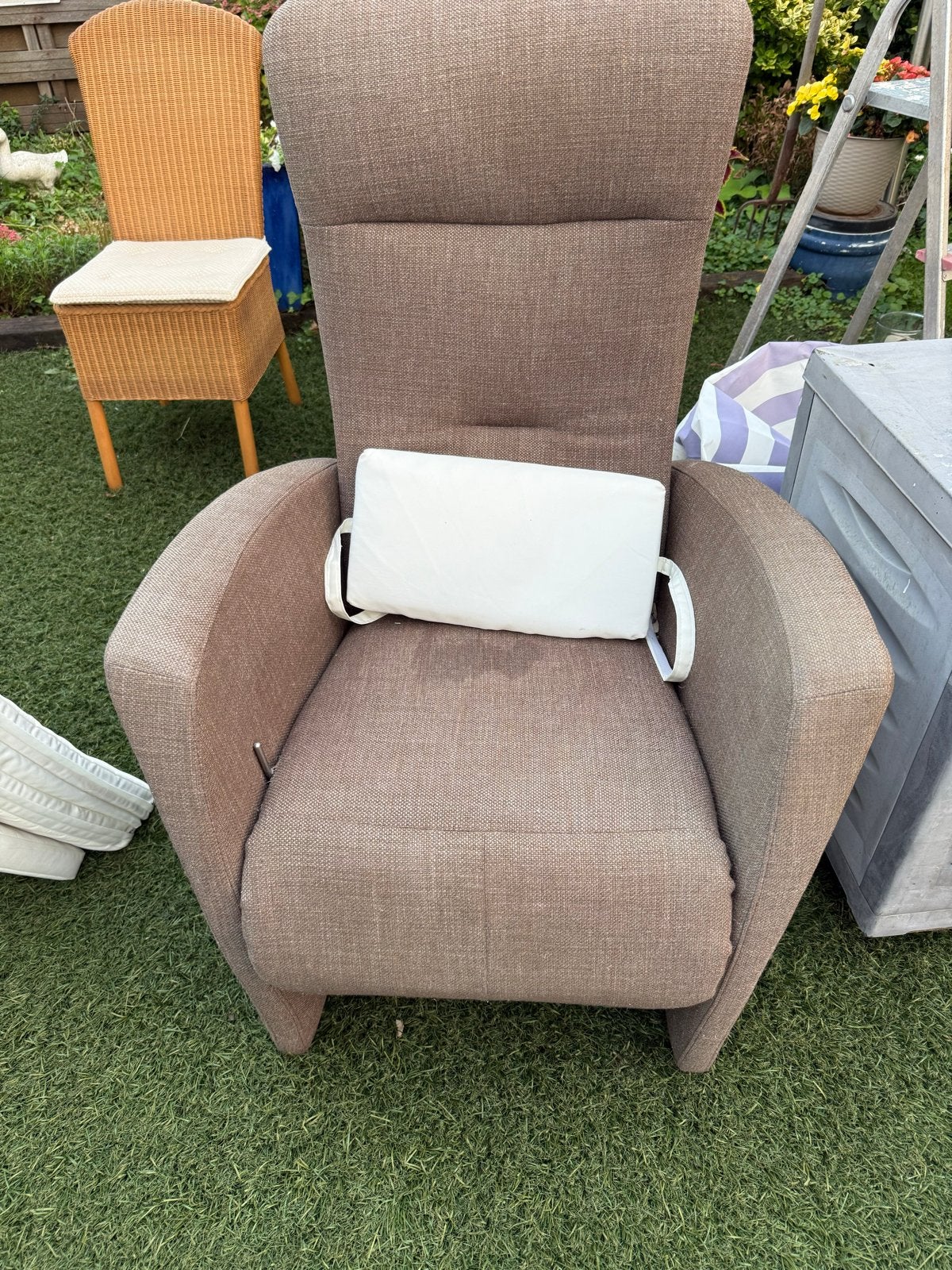 Comfortabele bruine fauteuil met hoge rugleuning, Ophalen, Gebruikt, 75 tot 100 cm, Stof