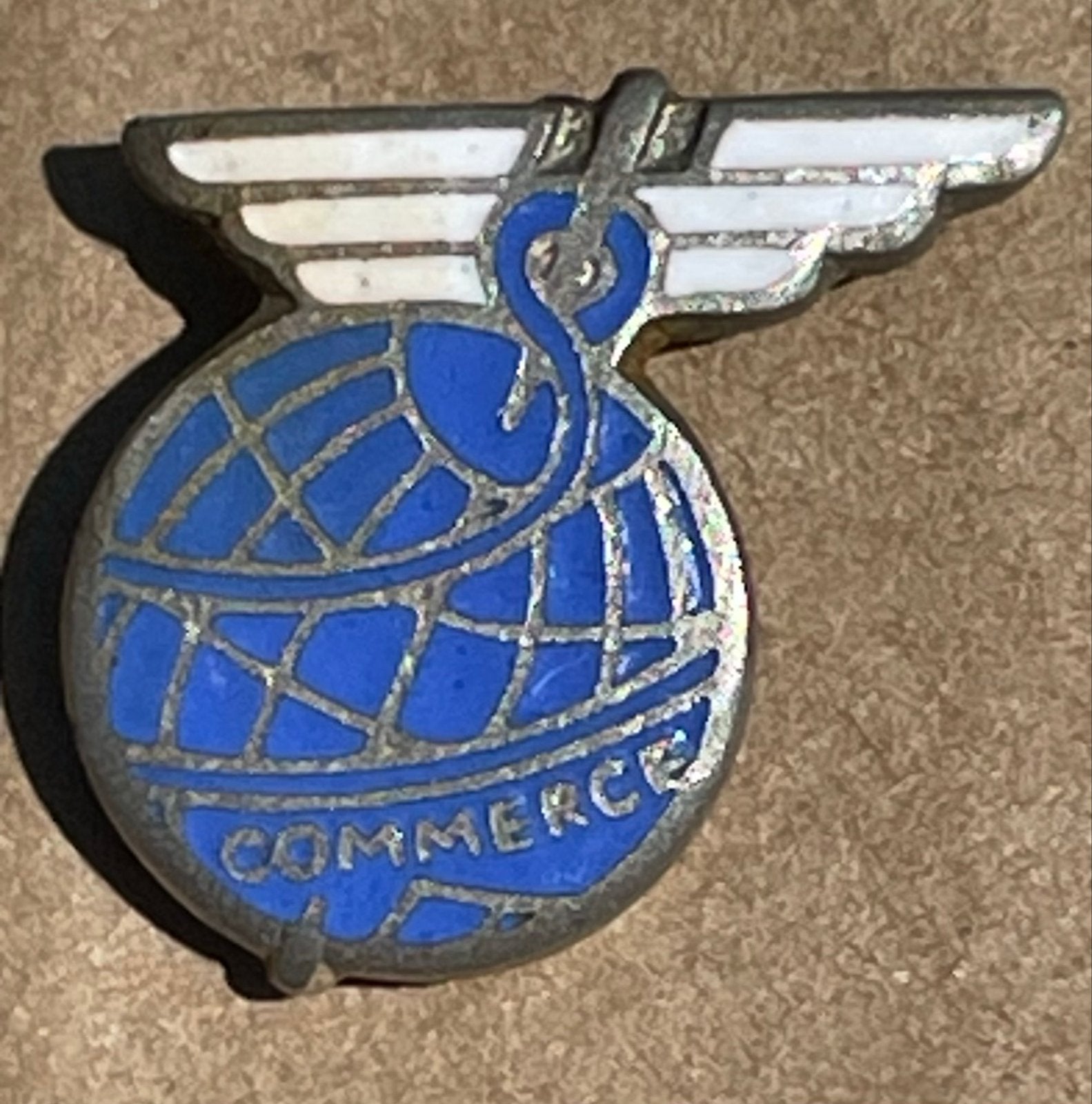 Vintage Speldje "Commerce" met Wereldbol en Vleugels, Verzamelen, Verzenden, Gebruikt, Overige onderwerpen, Speldje of Pin