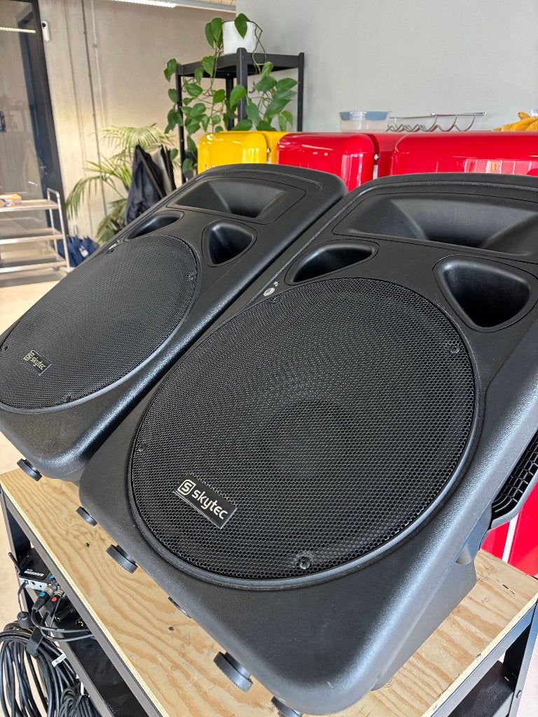2 x Skytec Sp1500a luidspreker te koop, Zo goed als nieuw, 120 watt of meer, Front, Rear of Stereo speakers, Ophalen