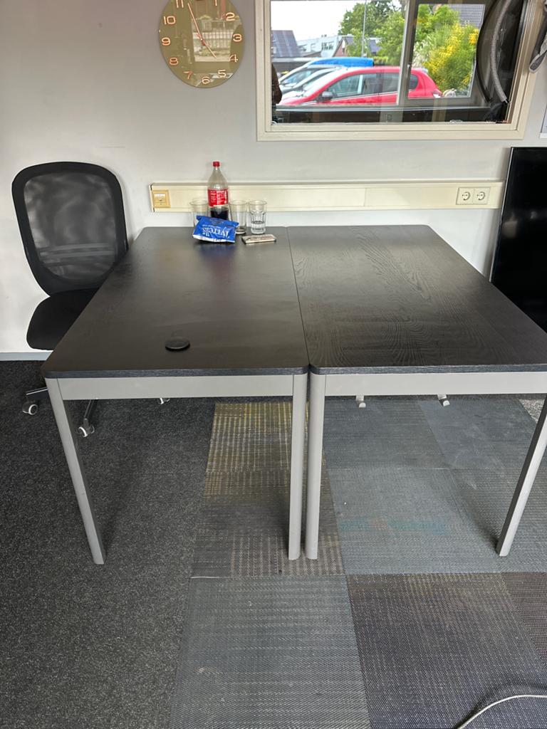 2x Modern bureau Ikea zwart met grijs onderstel, Ophalen, Zwart, Gebruikt, Spaanplaat of MDF