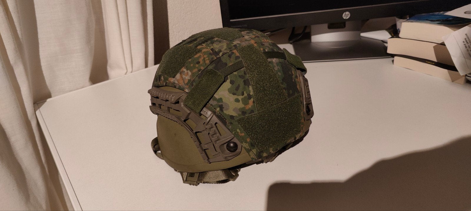 Defensie helm met camouflagehoes en accessoires, Ophalen of Verzenden, Landmacht, Nederland, Helm of Baret