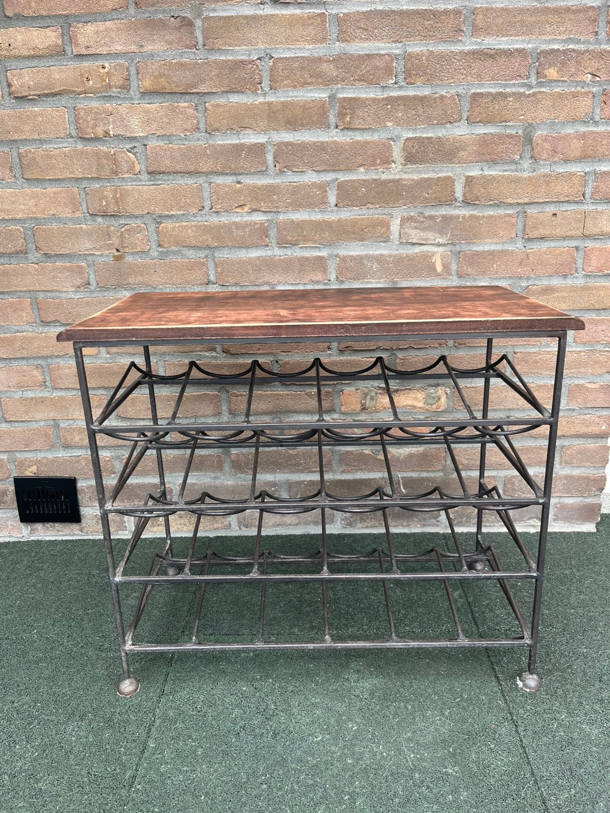 Wijnrek van smeedijzer en sesamhout, Huis en Inrichting, Woonaccessoires | Wijnrekken, Gebruikt, 50 tot 75 cm, 15 tot 25 flessen