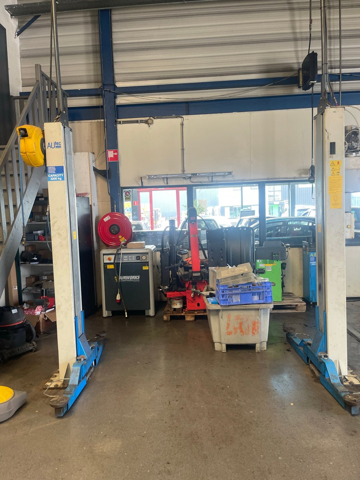 Te huur bedrijfspand garage bedrijf met showroom, Ophalen, Zo goed als nieuw