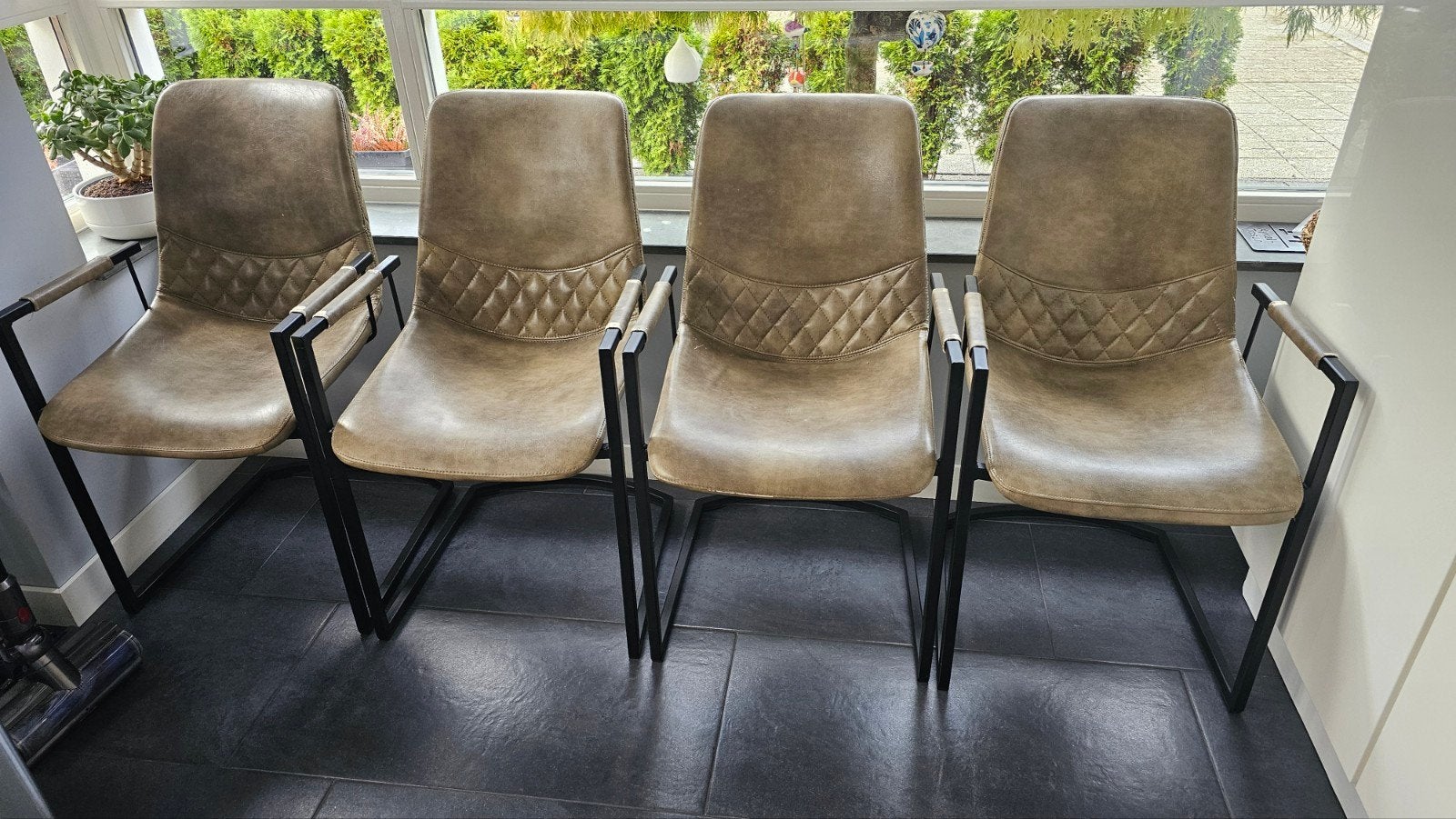 4 eetkamerstoelen met armleuningen, Huis en Inrichting, Gebruikt, Bruin, Ophalen of Verzenden, Vier