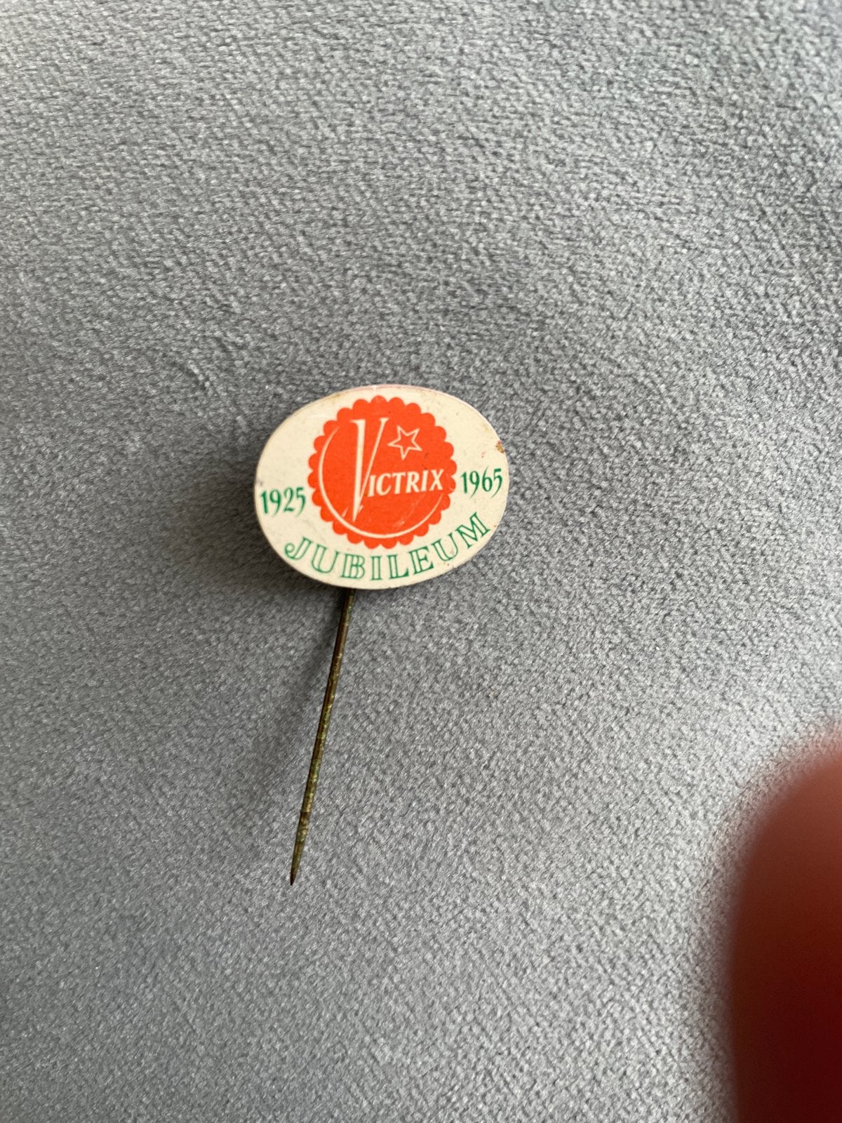 Vintage Victrix Jubileum Speldje 1925-1965, Verzamelen, Speldjes, Pins en Buttons, Ophalen of Verzenden, Gebruikt, Overige onderwerpen