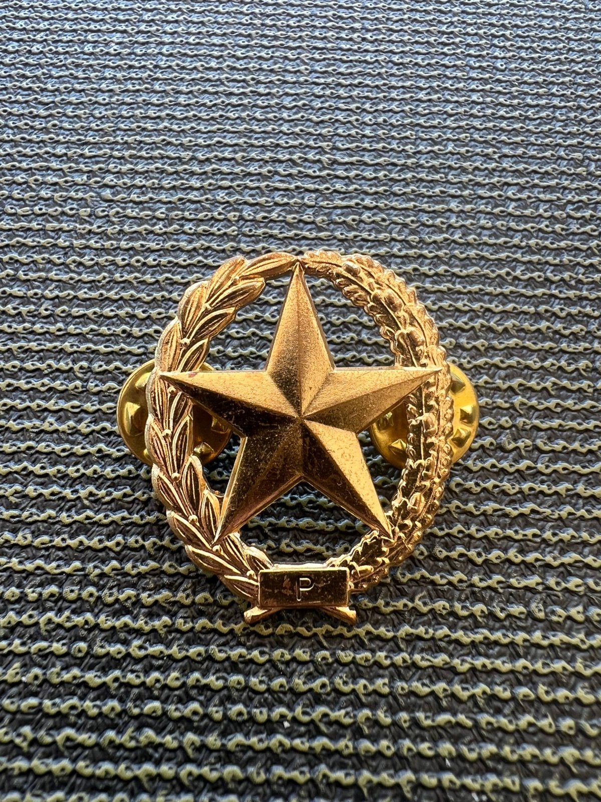 Nederlands militair schuttersembleem pistool, Verzamelen, Militaria | Algemeen, Ophalen of Verzenden, Landmacht, Nederland, Embleem of Badge