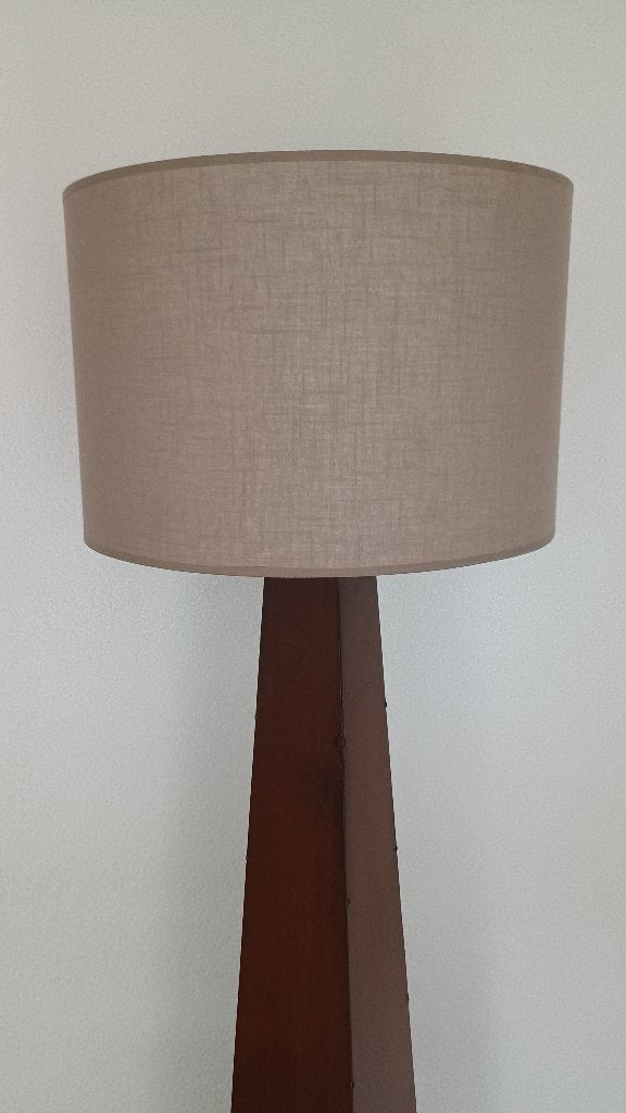 Mooie 1.72 meter hoge roodbruine metalen lamp pyramide vorm, Huis en Inrichting, Ophalen of Verzenden, Zo goed als nieuw, Textiel