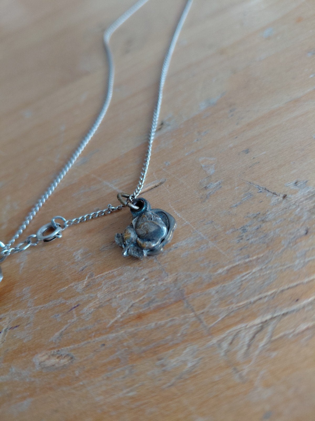 Zilveren ketting met 2 kleine medaillons met Maria en Jezus, Ophalen of Verzenden