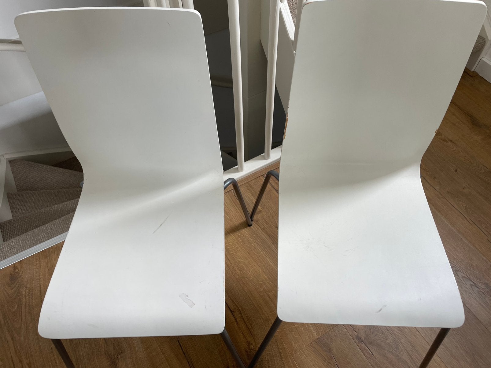 2 gratis stoelen met gebruikerssporen, Huis en Inrichting, Stoelen, Ophalen, Gebruikt, Wit
