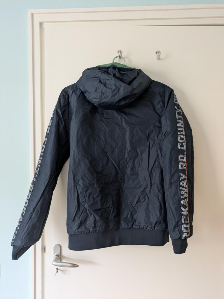 3 jassen: Oranje regenjas, blauwe jas, gestreepte winterjas, Ophalen of Verzenden, Gebruikt, Jas