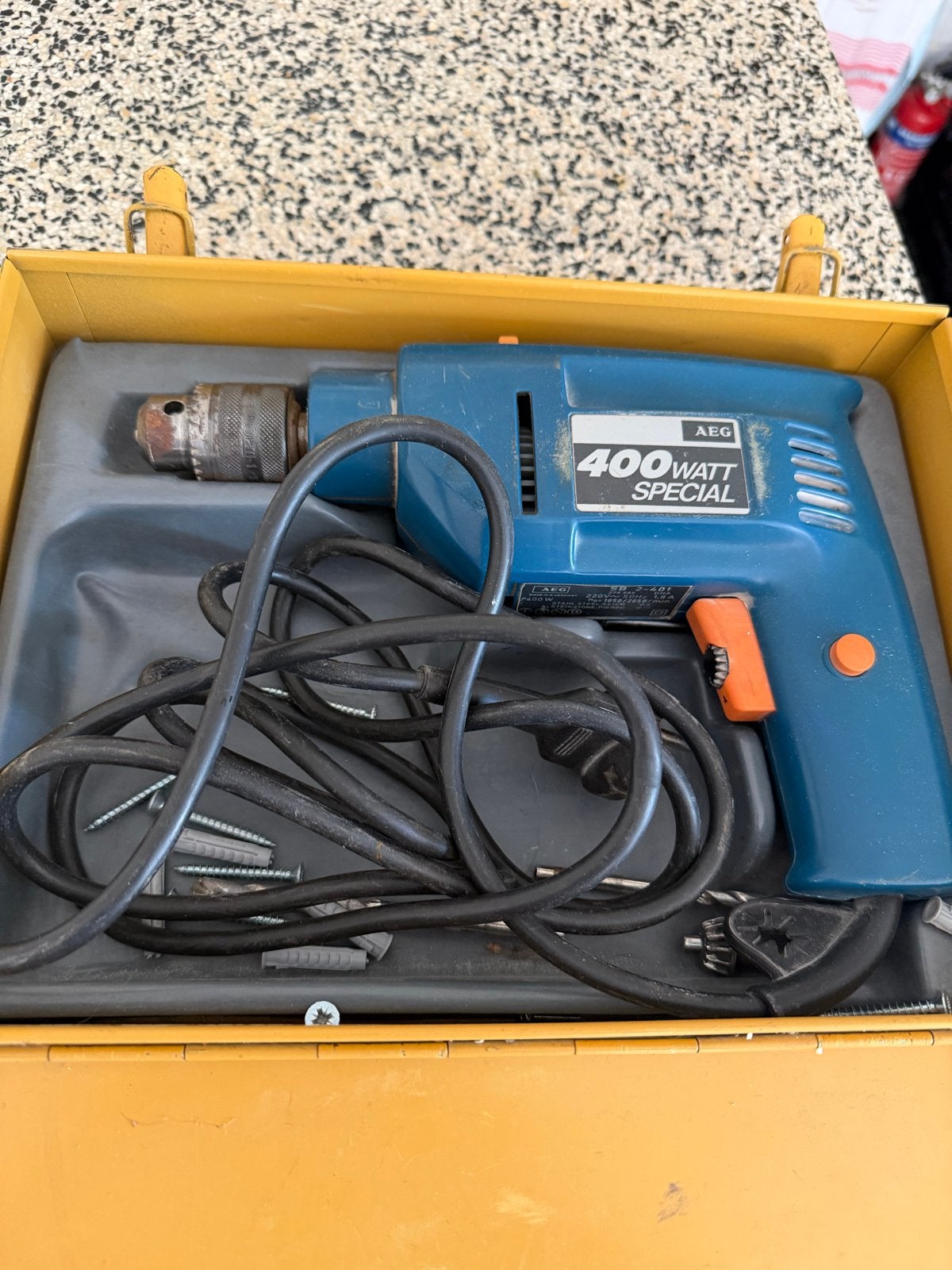 AEG Klopboormachine 400W in Vintage Gele Aluminium Koffer, Doe-het-zelf en Verbouw, Gereedschap | Boormachines, Boormachine, Gebruikt
