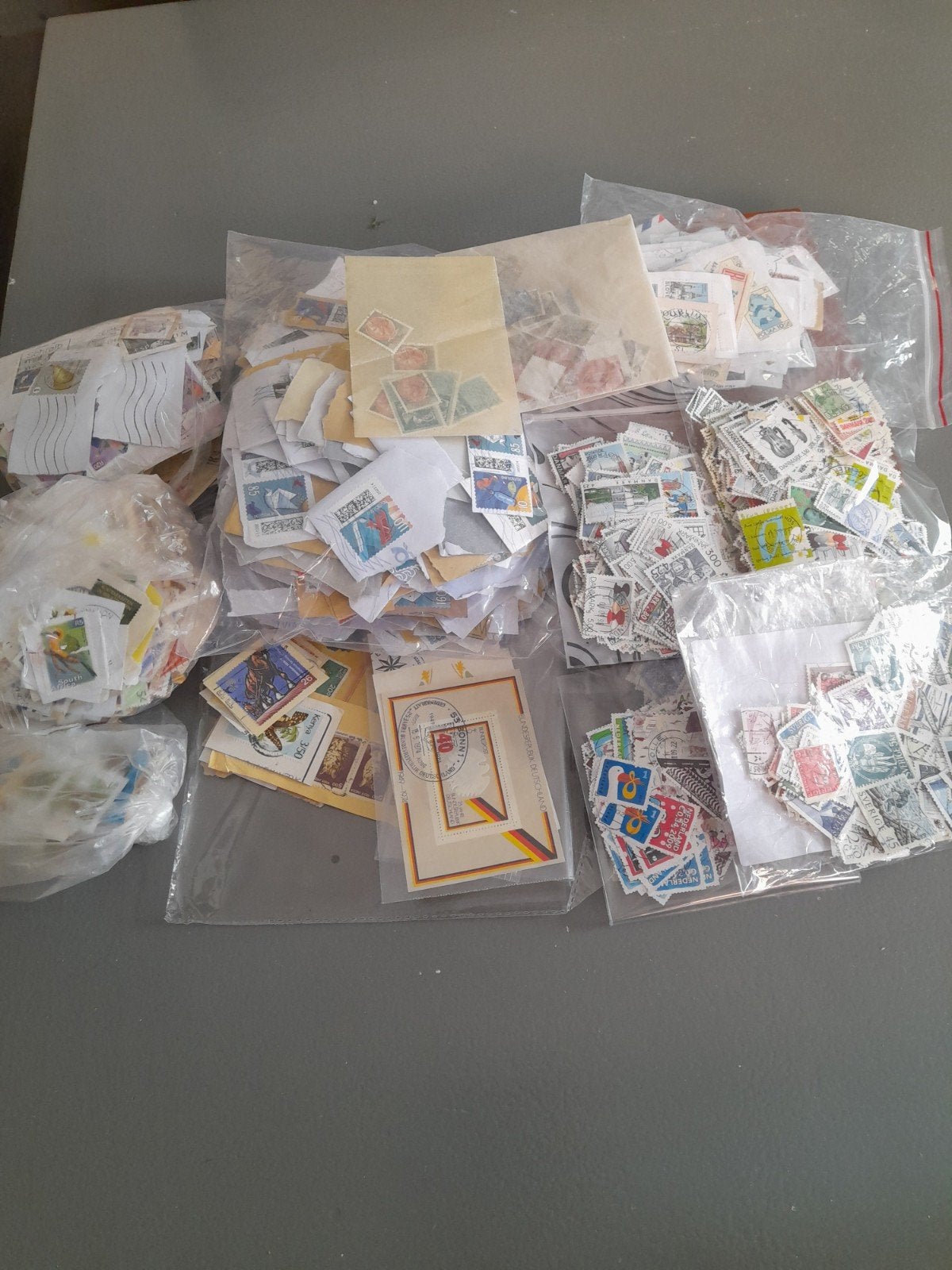 Doos met kilowaar, afgeweekte zegels en leeg stokboekje, Postzegels en Munten, Ophalen of Verzenden, Buitenland