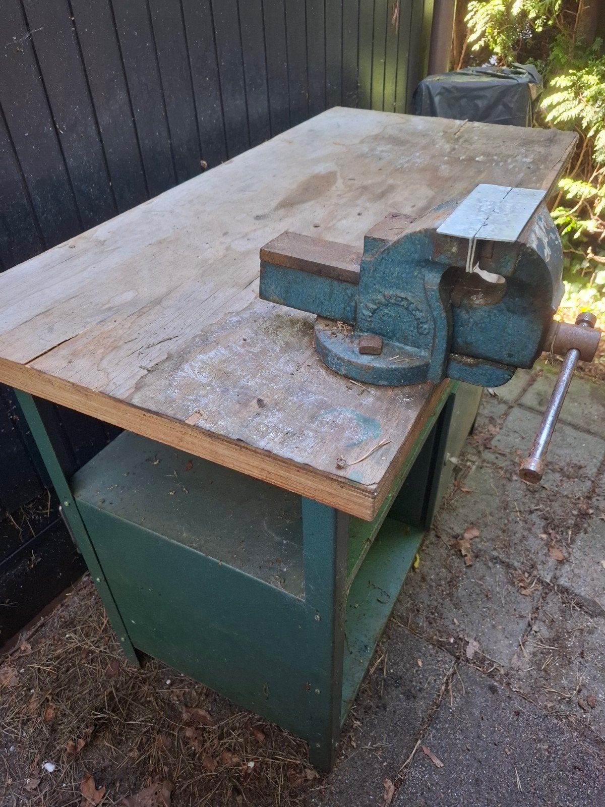 Stalen werkbank met bankschroef en lade, Ophalen of Verzenden, Gebruikt, 120 tot 170 cm, Bankschroef