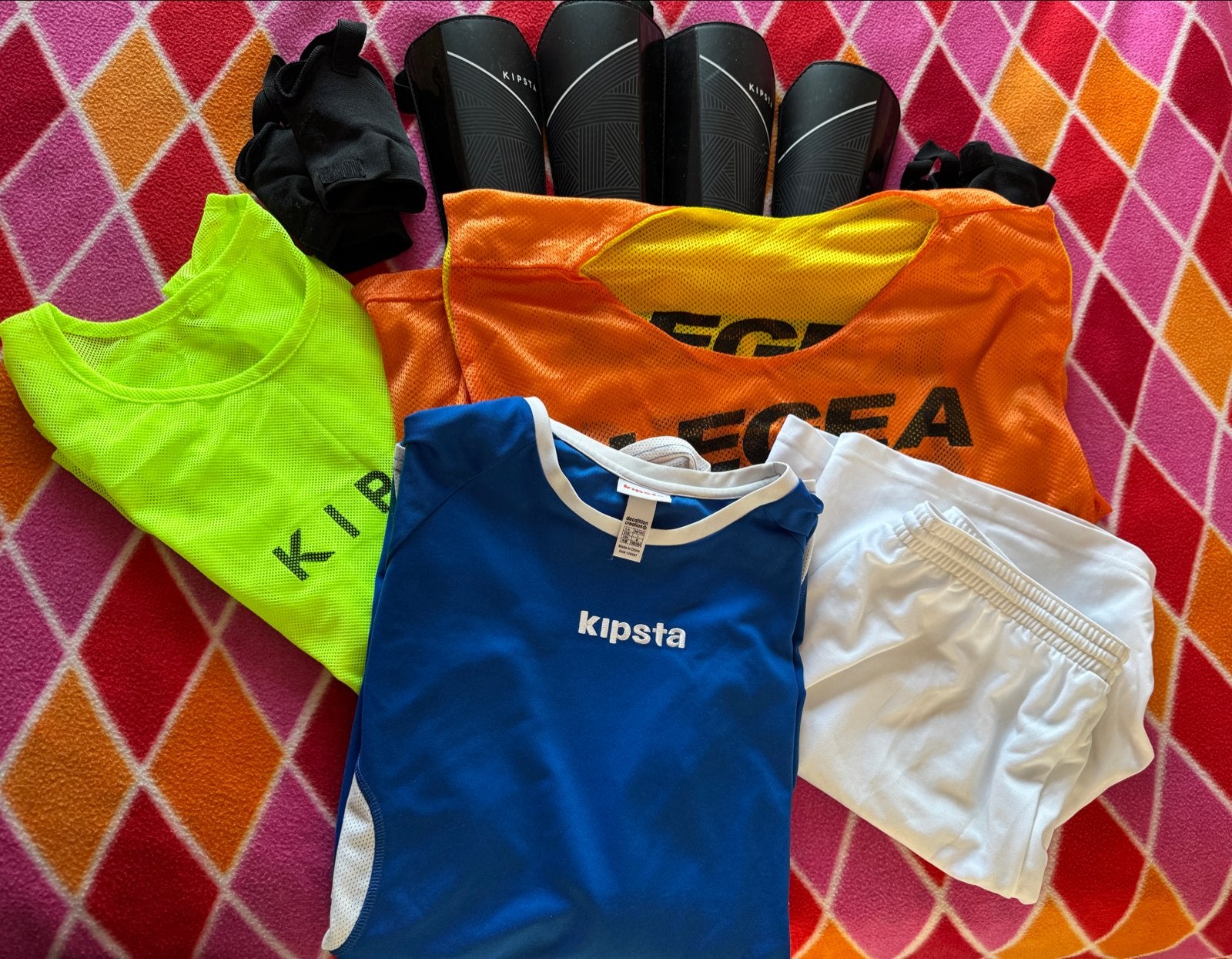 Voetbalset: shirt, korte broek, hesjes en scheenbeschermers, Sport en Fitness, Maat L, Ophalen of Verzenden, Gebruikt, Set