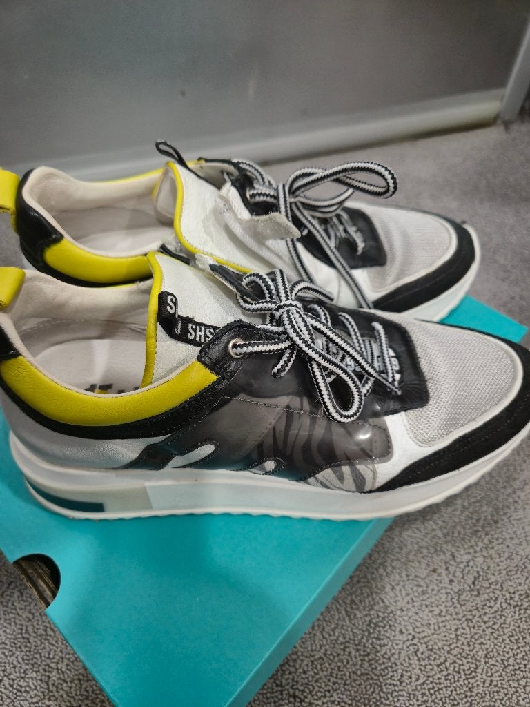 Stijlvolle sneakers met geel en zwart accent, Wit, Ophalen of Verzenden, Sneakers of Gympen, Onbekend
