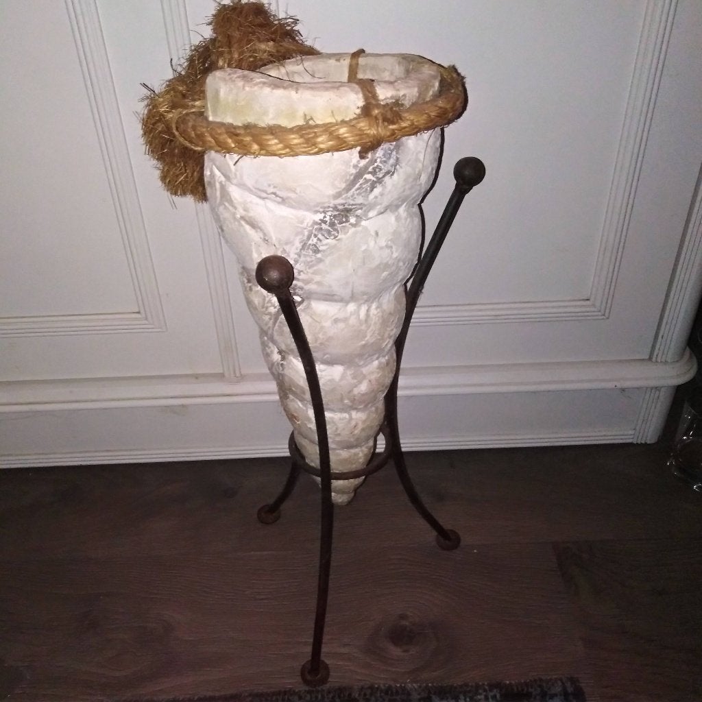 Griekse vaas van aardewerk in metalen standaard, Ophalen, Gebruikt, Beige, 49 cm